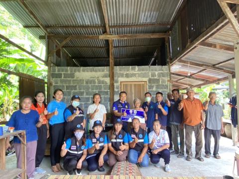 นายพิเชษฐ ที่รัก นายกองค์การบริหารส่วนตำบลโคกสะอาด คณะผู้บริหารฯ และเจ้าหน้าที่กองสวัสดิการสังคม ลงที่พื้นมอบป้าย ปรับปรุงซ่อมแซมบ้านผู้สูงอายุ รายนางน้อย แก้วศรีนวน บ้านสนวนพัฒนา หมู่ที่ 13