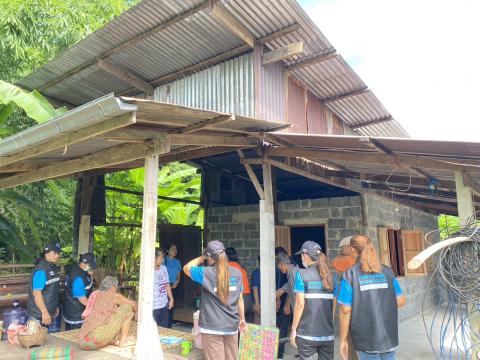 นายพิเชษฐ ที่รัก นายกองค์การบริหารส่วนตำบลโคกสะอาด คณะผู้บริหารฯ และเจ้าหน้าที่กองสวัสดิการสังคม ลงที่พื้นมอบป้าย ปรับปรุงซ่อมแซมบ้านผู้สูงอายุ รายนางน้อย แก้วศรีนวน บ้านสนวนพัฒนา หมู่ที่ 13