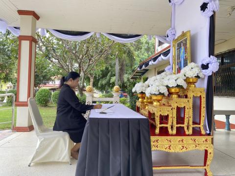 การลงนามถวายความอาลัย และถวายสักการะหน้าพระฉายาลักษณ์ สมเด็จพระนางเจ้าสิริกิติ์ พระบรมราชินีนาถ พระบรมราชชนนีพันปีหลวง