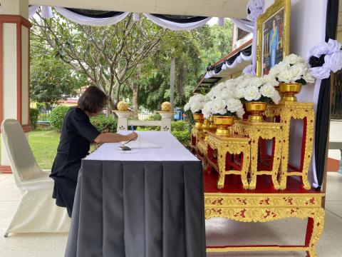 การลงนามถวายความอาลัย และถวายสักการะหน้าพระฉายาลักษณ์ สมเด็จพระนางเจ้าสิริกิติ์ พระบรมราชินีนาถ พระบรมราชชนนีพันปีหลวง