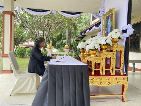 การลงนามถวายความอาลัย และถวายสักการะหน้าพระฉายาลักษณ์ สมเด็จพระนางเจ้าสิริกิติ์ พระบรมราชินีนาถ พระบรมราชชนนีพันปีหลวง